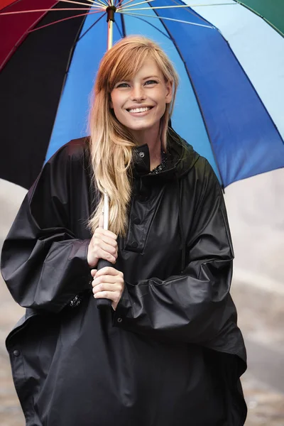 Sonriente chica bajo paraguas — Foto de Stock