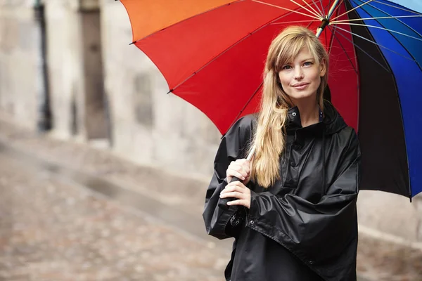 Menina loira bonita com guarda-chuva — Fotografia de Stock