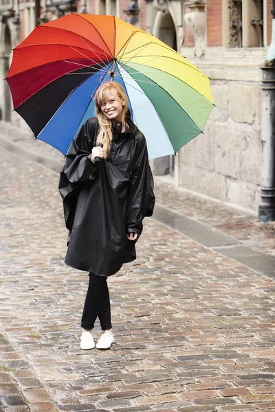 Όμορφη γυναίκα κάτω από την ομπρέλα — Φωτογραφία Αρχείου