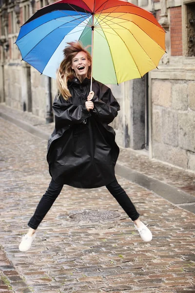 Mulher pulando com guarda-chuva — Fotografia de Stock