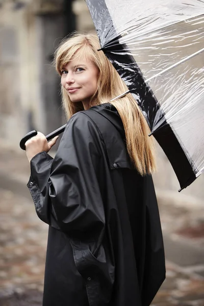 Ξανθιά γυναίκα με ομπρέλα — Φωτογραφία Αρχείου