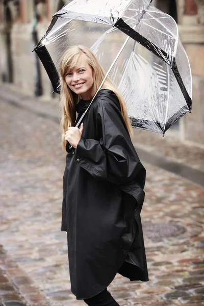 Schöne Frau unter dem Regenschirm — Stockfoto