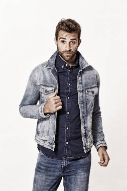 Denim giysiler giyiyor adam 
