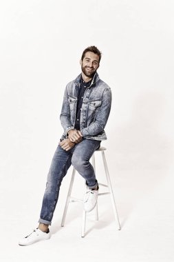 Adam giyen denim ceket 