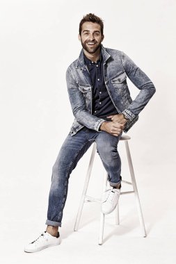 Adam giyen denim ceket 