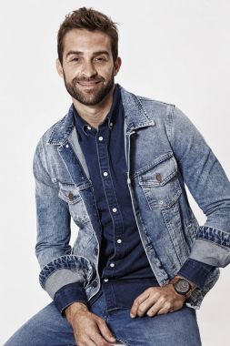 Denim ceket ve gömlek giyen adam