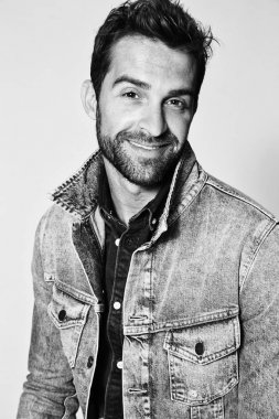 yakışıklı erkek denim ceket