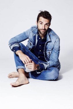 Adam mavi kot pantolon ve ceket