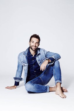 Adam mavi kot pantolon ve ceket
