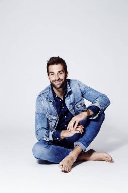 Adam mavi kot pantolon ve ceket