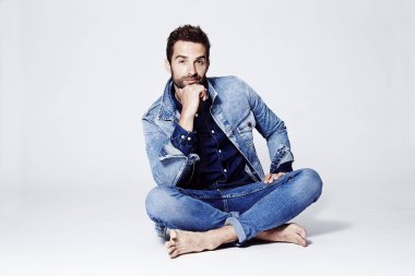 Kotun içinde oturan adam