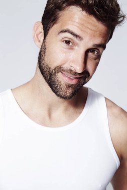 gülümseyen yakışıklı adam