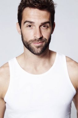 gülümseyen yakışıklı adam