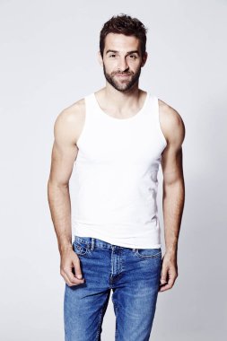 gülümseyen yakışıklı adam