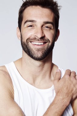 Yelek giyen gülümseyen adam