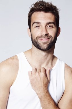 Gülümseyen yakışıklı sakallı adam