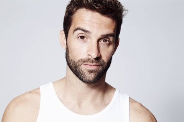 Gülümseyen yakışıklı sakallı adam