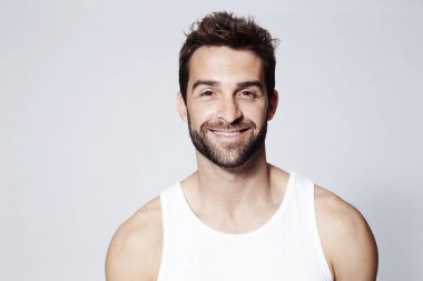 Gülümseyen yakışıklı sakallı adam