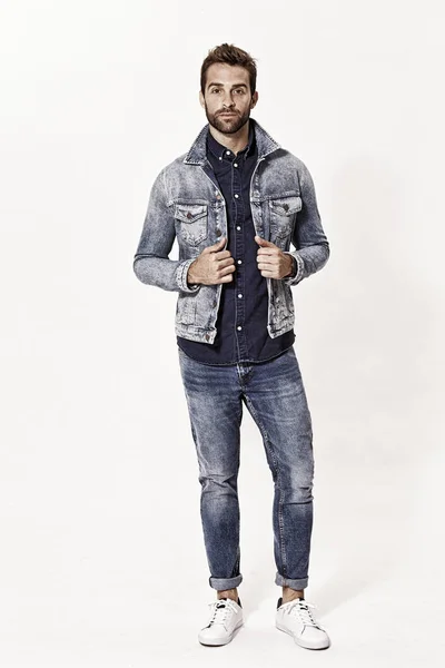 Мужчина в джинсовой одежде — стоковое фото