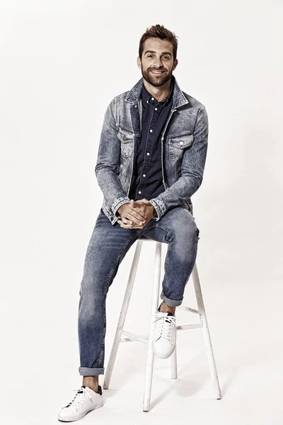 Мужчина в джинсовой куртке — стоковое фото