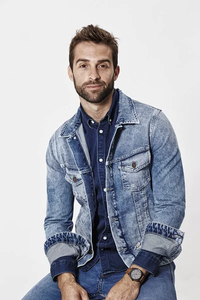 Человек в джинсовой куртке — стоковое фото
