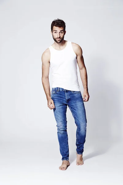 Homem descalço de colete e jeans — Fotografia de Stock
