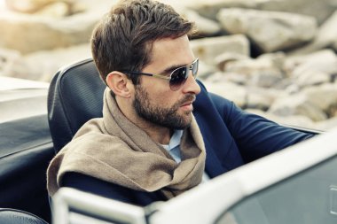 Ciddi adam sürüş araba