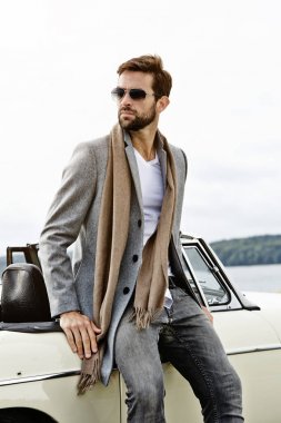 Eski model araba ve serin adam