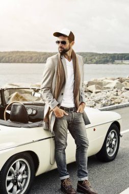 Araba ile şık adam 