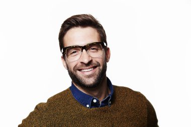 Gözlük gülümseyen adam 