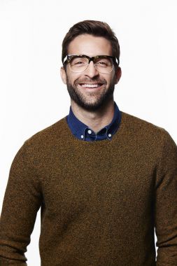 gözlük gülümseyen adam