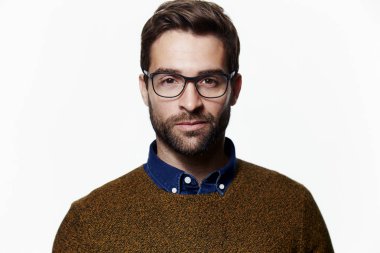 Gözlük yakışıklı sakallı adam 