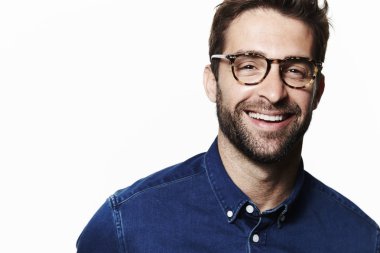 Gözlük gülen adam