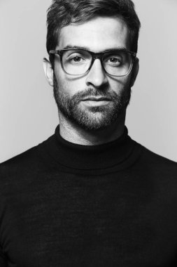 Gözlüklü ciddi adam. 