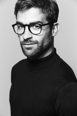 Gözlük yakışıklı adam 