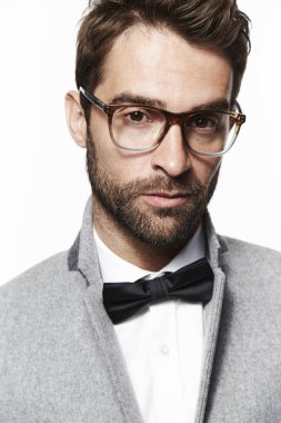 Adam papyon ve gri ceket