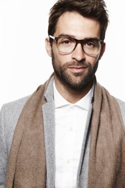 Eşarp ve gözlük takan adam 