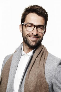 Eşarp ve gözlük takan adam