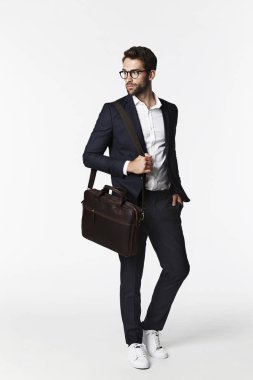 Evrak çantası ile gözlük işadamı