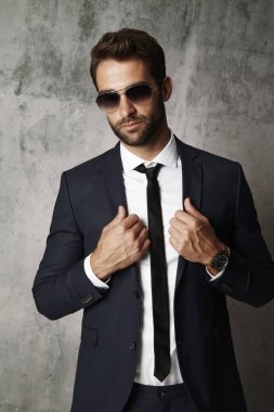 gömlek ve kravat adam