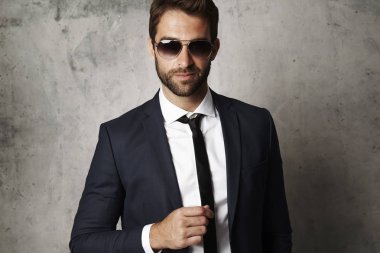 Akıllıca giyinen işadamı 