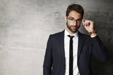 İşadamı gözlükler ve takım elbise