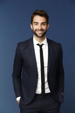 Takım Elbiseli Yakışıklı Adam  