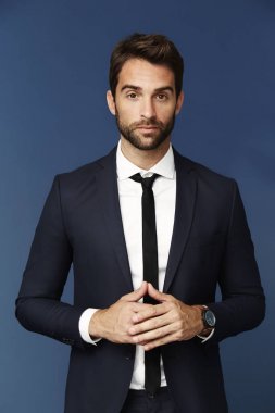 Anız akıllı takım elbiseli adamla