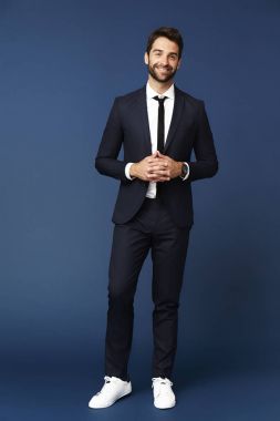 Takım elbiseli adam gülümsüyor