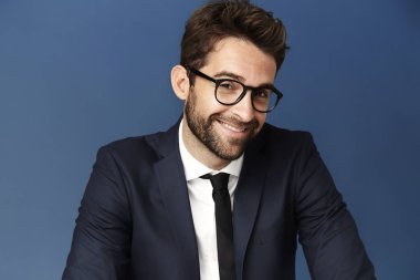 gözlük gülümseyen adam