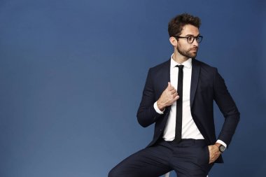 taburede oturan işadamı