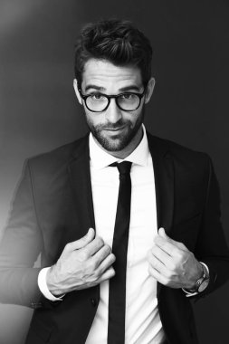 Takım Elbiseli Yakışıklı Adam