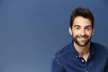 Kot gömlek gülümseyen adam