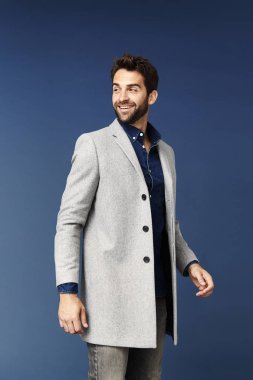 Gri paltolu yakışıklı adam 